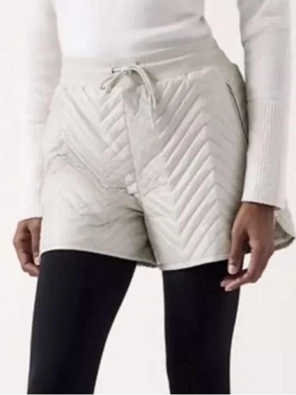 Athleta Women’s Apres Ski Quilted Shorts Puffer Insulated in Beige Chevron 8